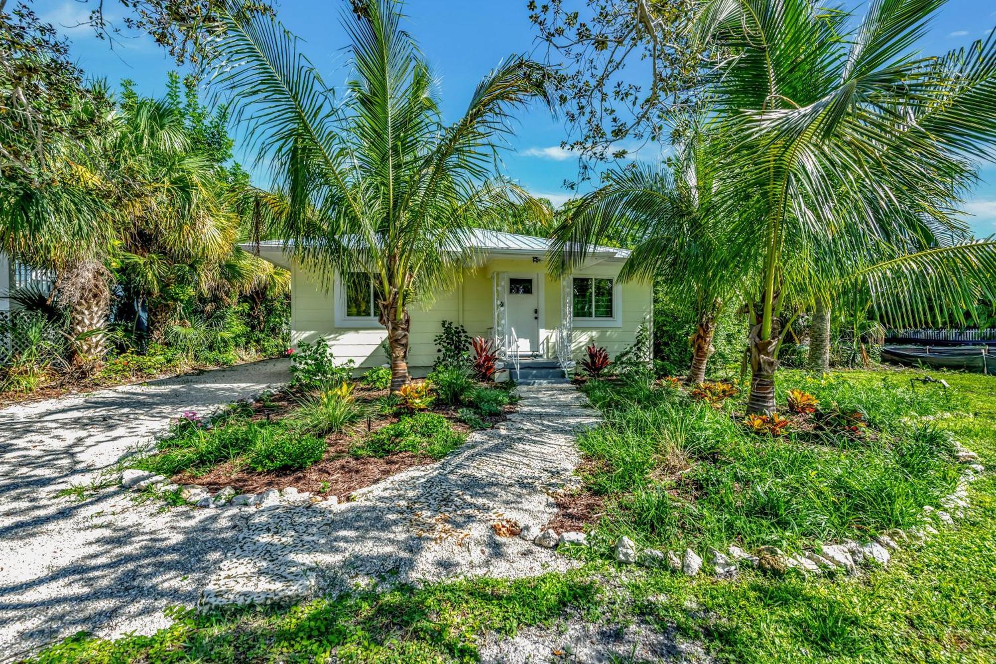 Casa Posada - So Close You Can Hear The Waves Historic Beach Cottage W Beach Gear Anna Maria Exterior photo
