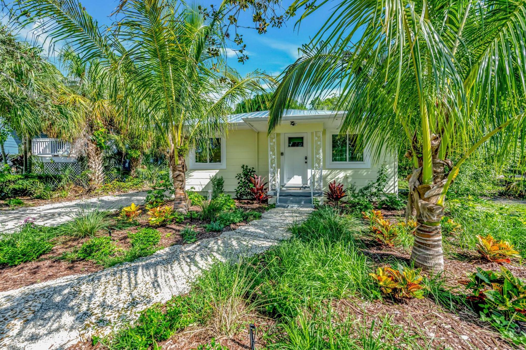 Casa Posada - So Close You Can Hear The Waves Historic Beach Cottage W Beach Gear Anna Maria Exterior photo