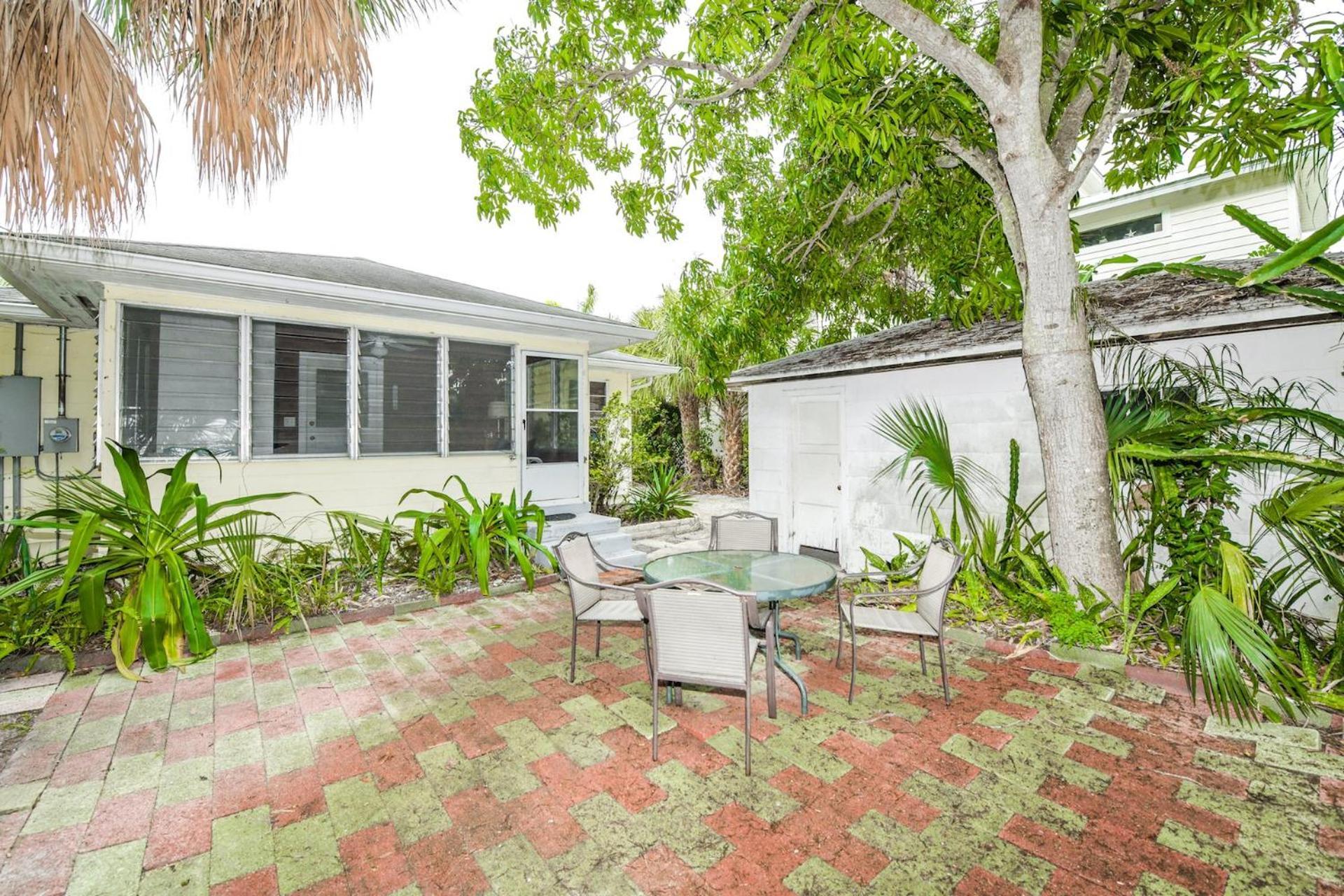 Casa Posada - So Close You Can Hear The Waves Historic Beach Cottage W Beach Gear Anna Maria Exterior photo