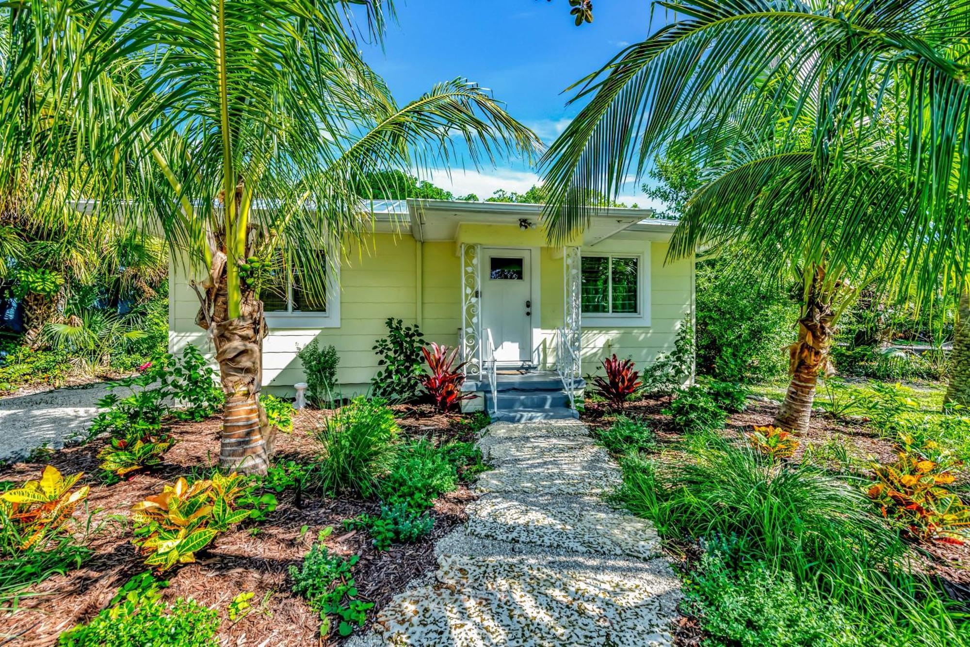 Casa Posada - So Close You Can Hear The Waves Historic Beach Cottage W Beach Gear Anna Maria Exterior photo